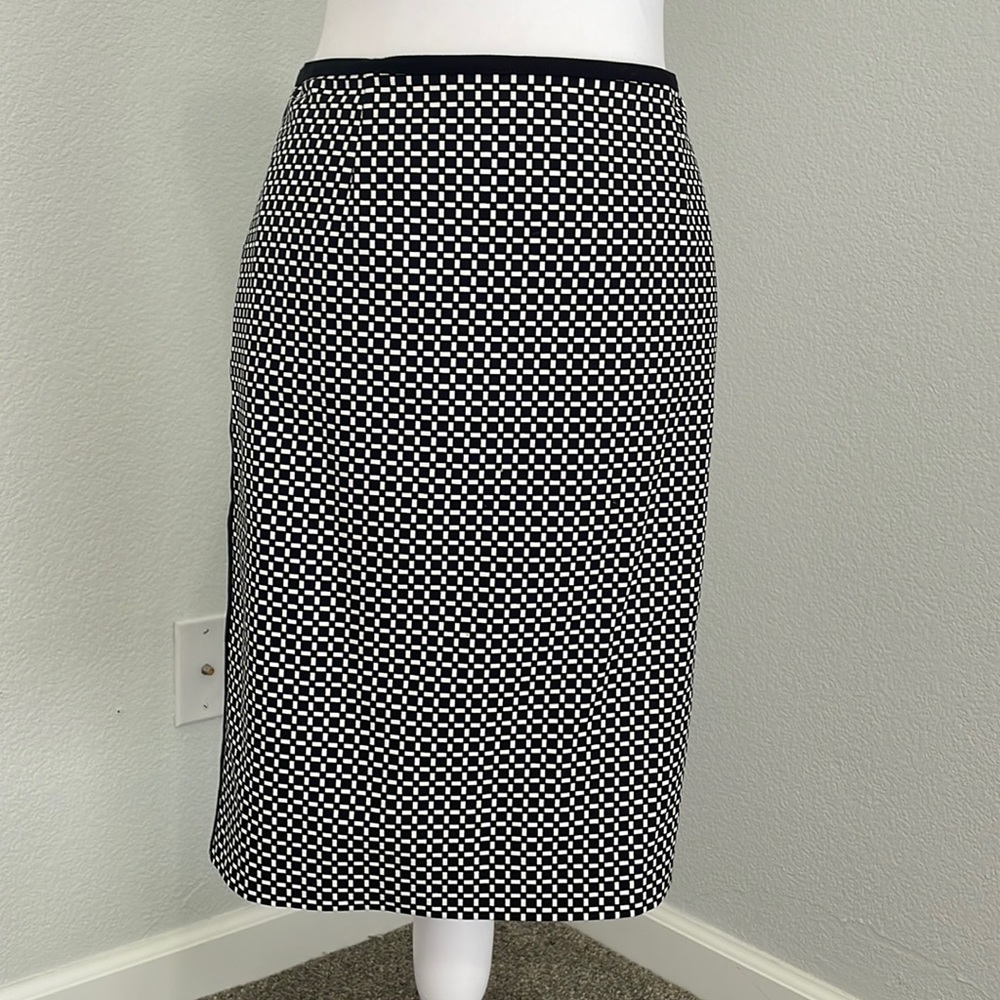 NWOT. White House Black Market pencil skirt